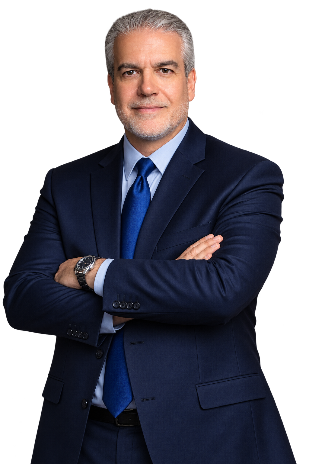 Retrato editorial de Eduardo Bravo, consultor de negocios y estrategia, con los brazos cruzados y traje azul marino